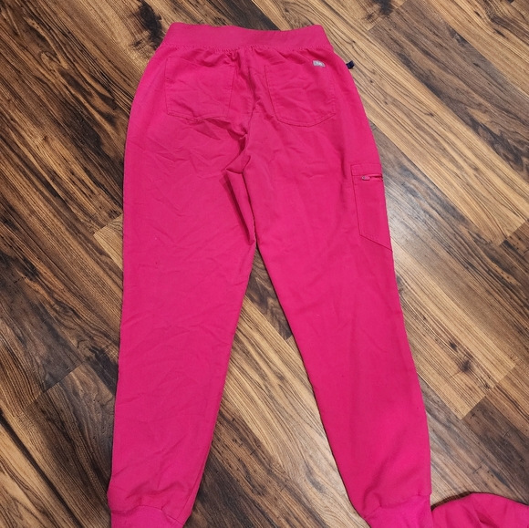 Figs Scrub Top and Jogger - Picture 2 of 9